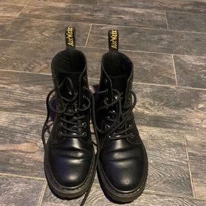 WOMENS DR. MARTENS BOOTS SIZE 7